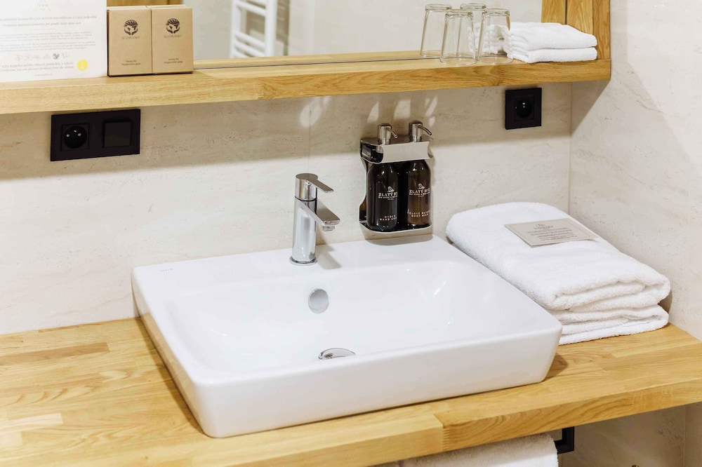 Deluxe Double or Twin Room, Balcony, Hill View photo 3