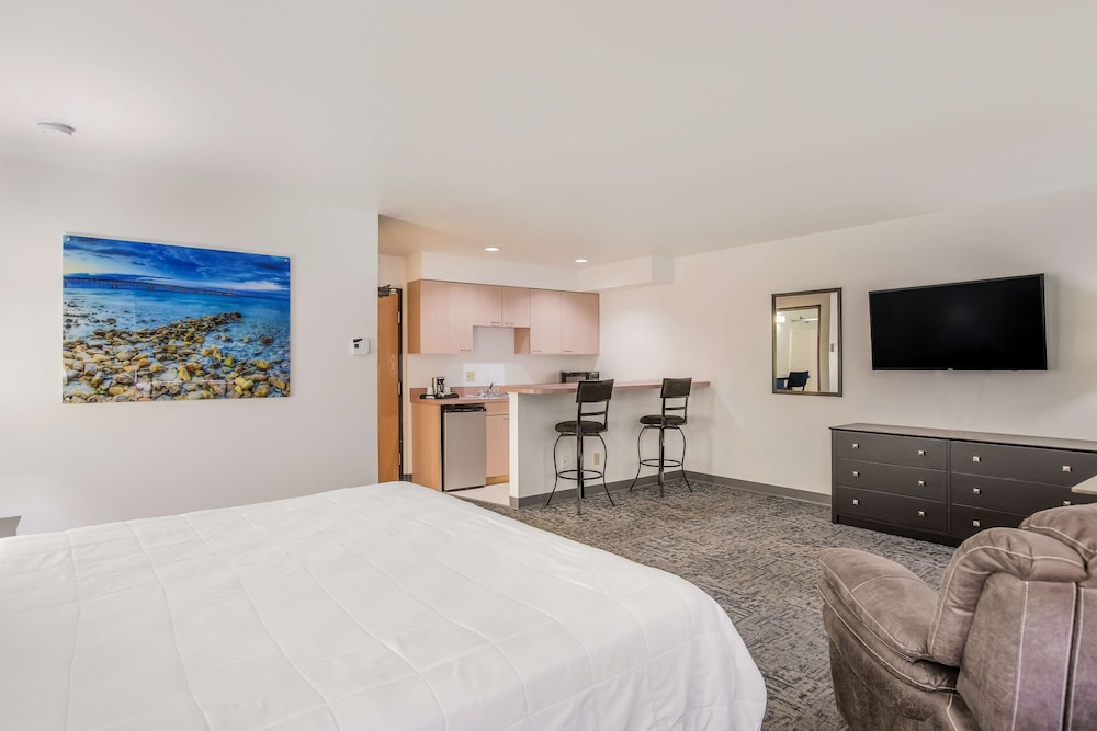Suite, 1 King Bed, Non Smoking (2nd Floor) - Photo 2