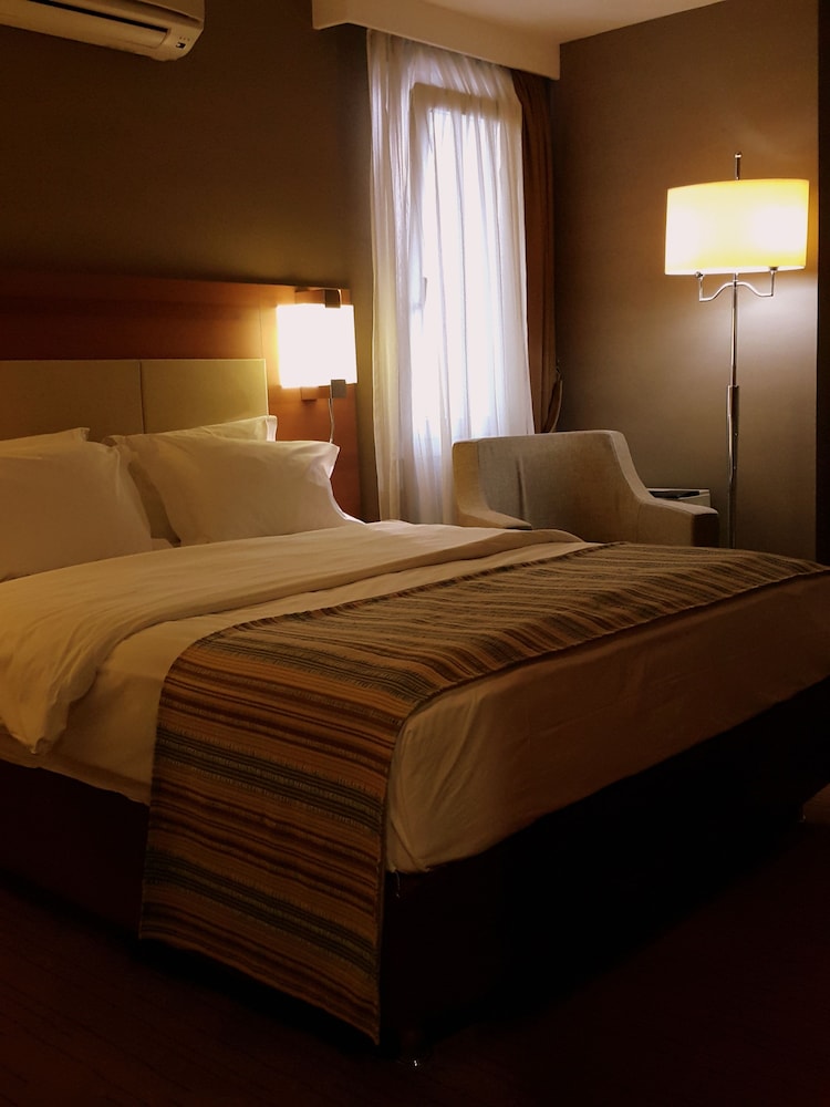 Standard Single Room (1 King Bed) photo 1