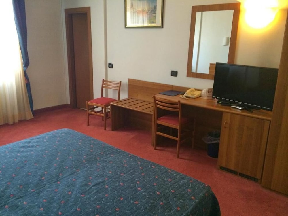 Standard Room, 1 Queen Bed - Photo 5