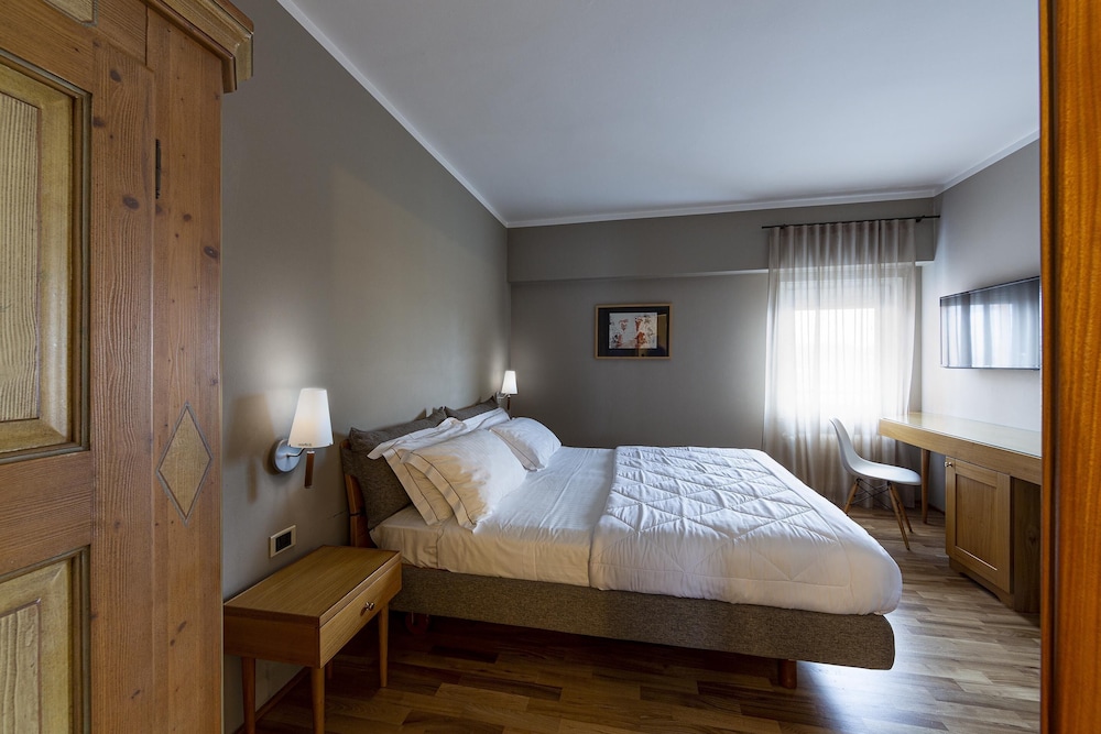 Executive Suite - Photo 1