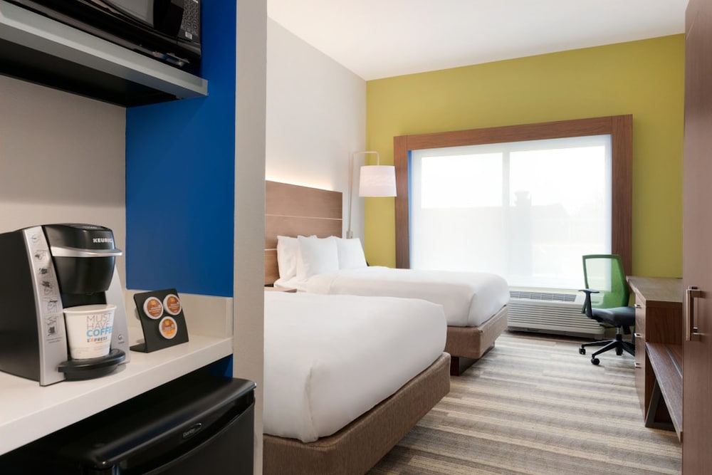 Suite, 2 Queen Beds, Accessible Bathtub (Communications, Mobility) photo 2