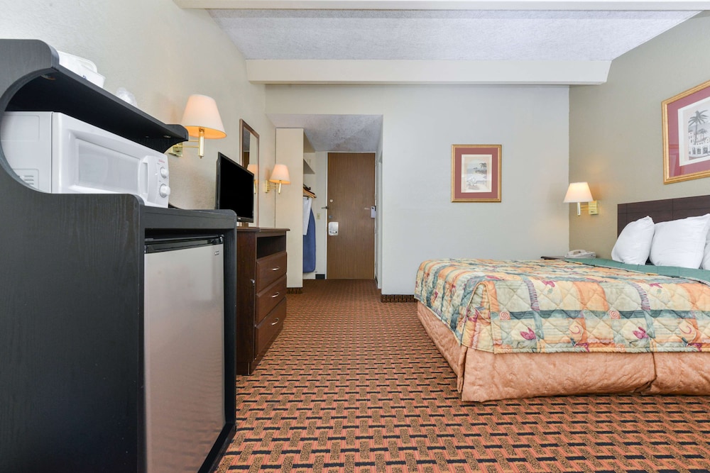 Room, 1 Double Bed, Non Smoking - Photo 4