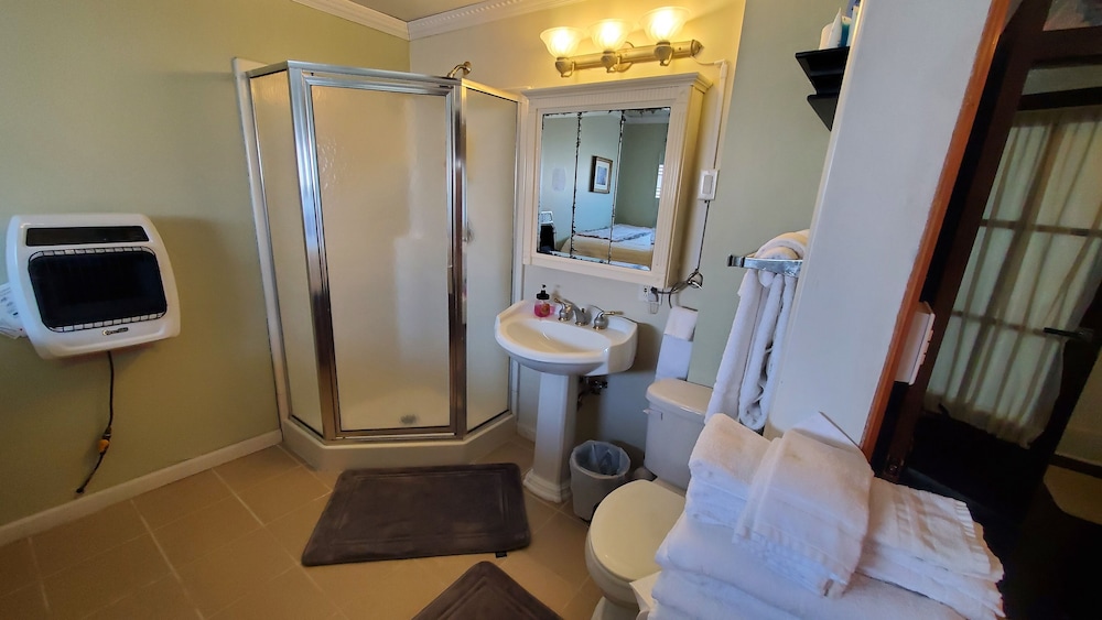 Basic Room, 1 Queen Bed, City View photo 3