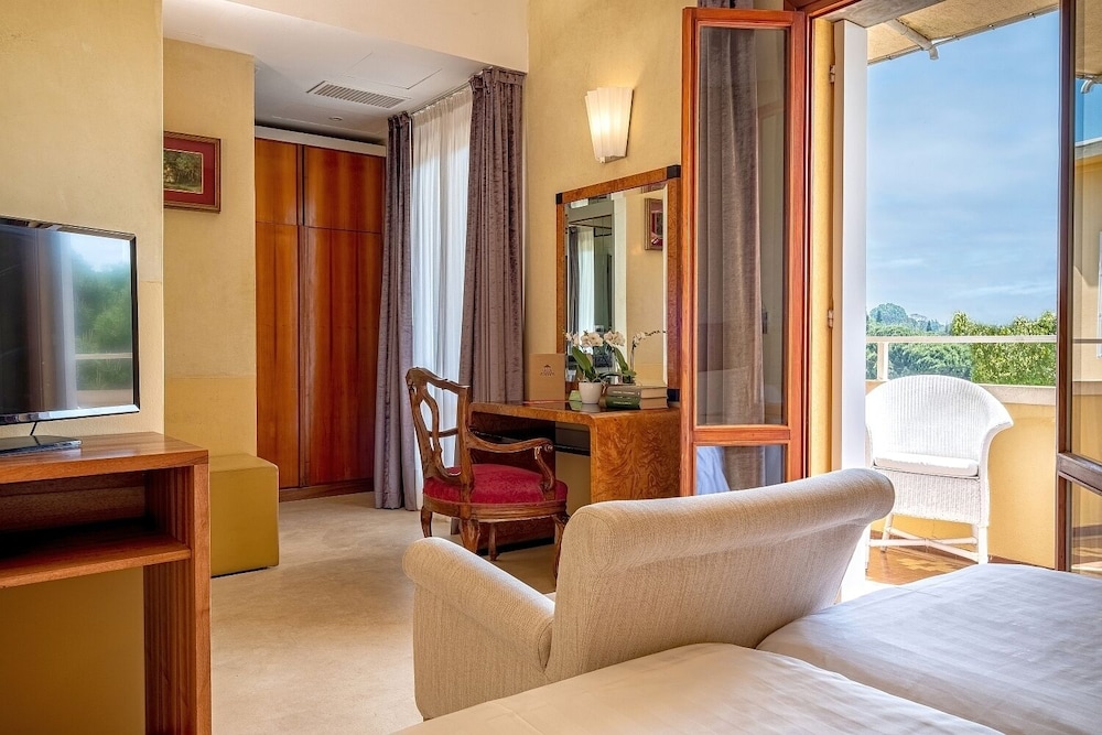 Double or Twin Room, Lagoon View - Photo 3