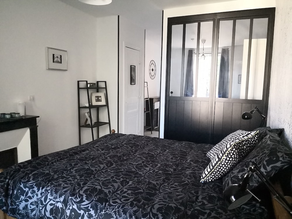 Design Suite, 1 Queen Bed with Sofa bed (Onyx)