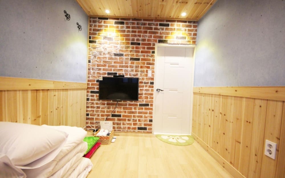 Room (Bok) - Photo 1