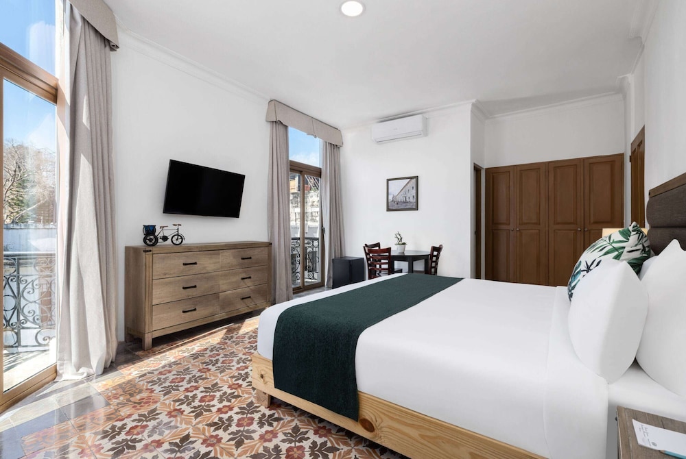Room, 1 King Bed, Non Smoking, Balcony photo 1