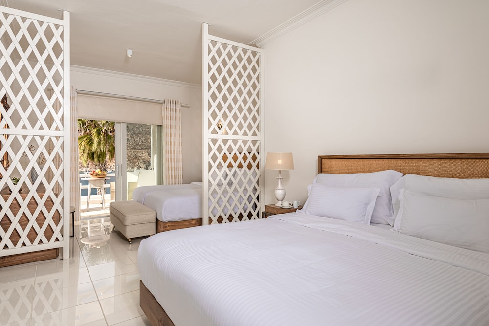 Simple Life Suite with Outdoor Hot Tub, Sea View - Photo 4