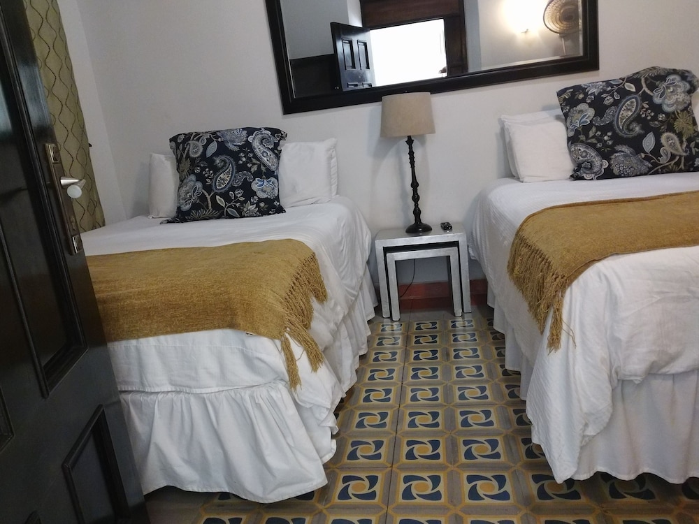 Standard Room, 2 Queen Beds - Photo 4