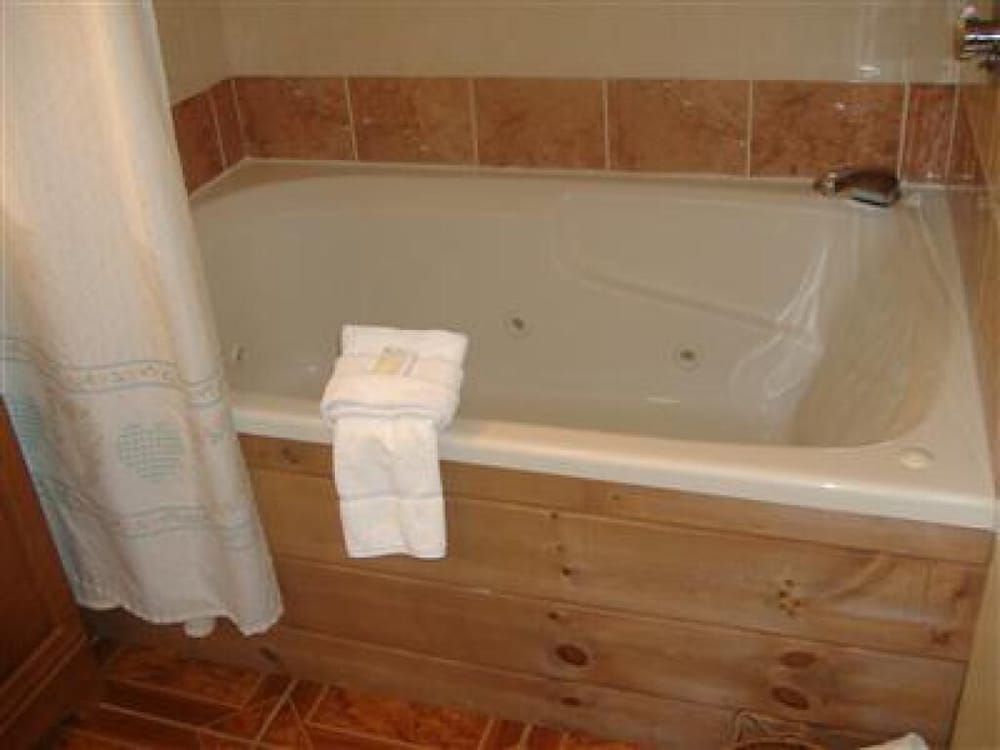 Superior Suite, Ensuite photo 3