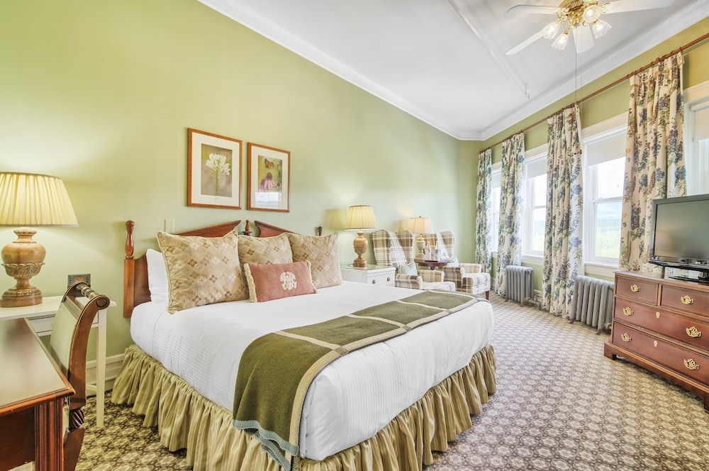 Family Room, 1 King Bed - Photo 3
