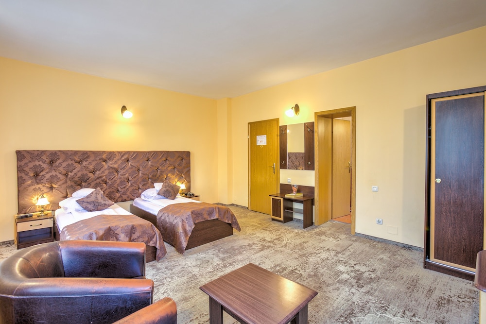 Standard Twin Room - Photo 6
