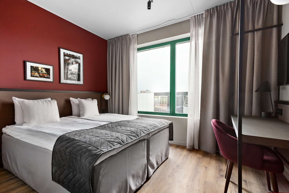 Standard Room, 1 Queen Bed, Non Smoking - Photo 2