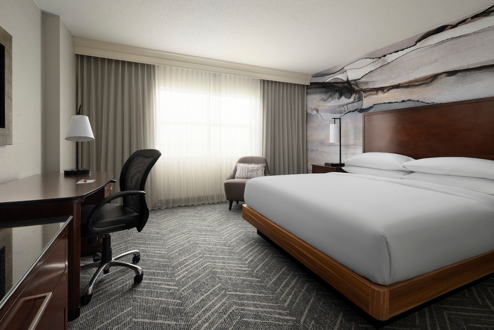 Club Suite, 1 Bedroom (Mobility Accessible, Roll-in Shower) - Photo 3