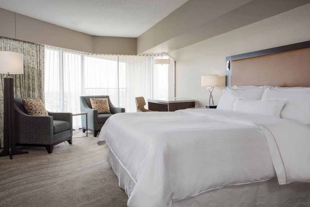 Club Room, 1 King Bed, Corner - Photo 3