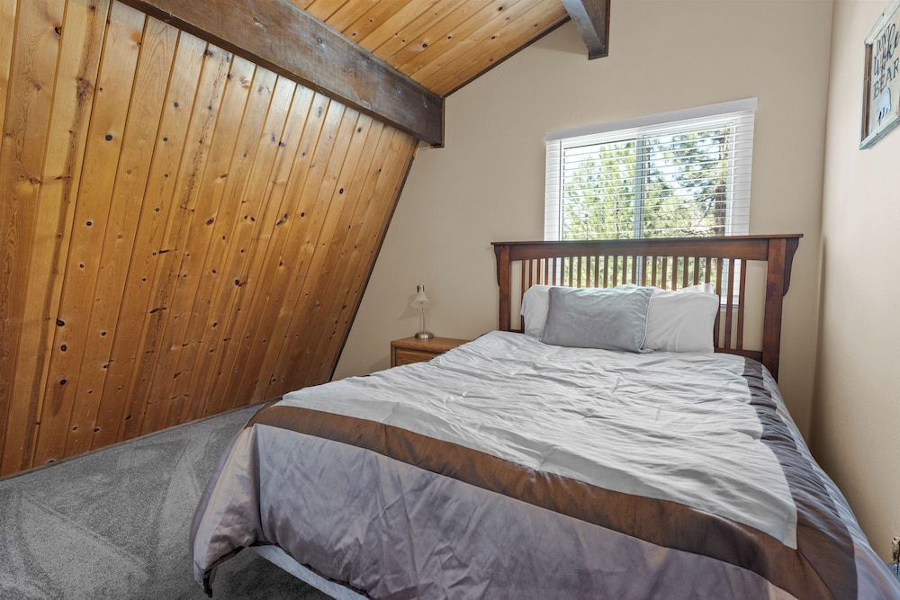 House, Multiple Beds, Patio, Mountain View photo 3