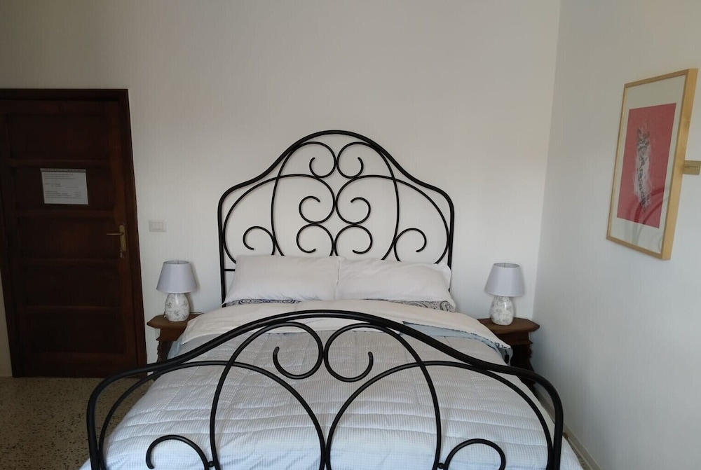 Basic Twin Room, 1 Queen Bed, Non Smoking, Pool View photo 2