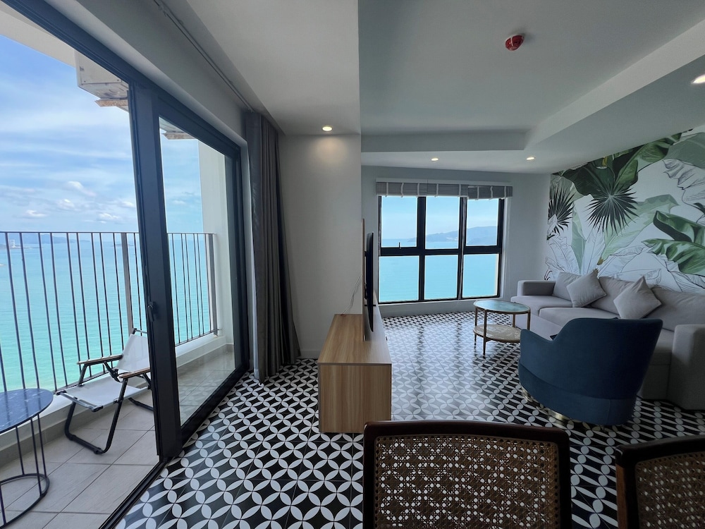 City Apartment, 3 Bedrooms, Balcony, Beach View