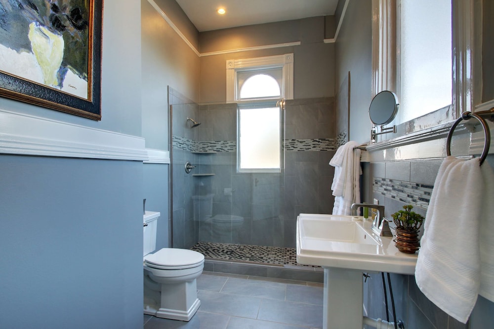 Suite, 1 King Bed, Non Smoking, Fireplace (Walk-in Shower) - Photo 4