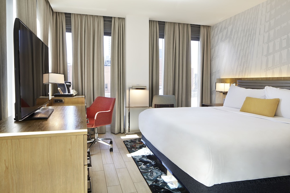 Standard Room, 1 King Bed (Peachtree Street View) photo 2