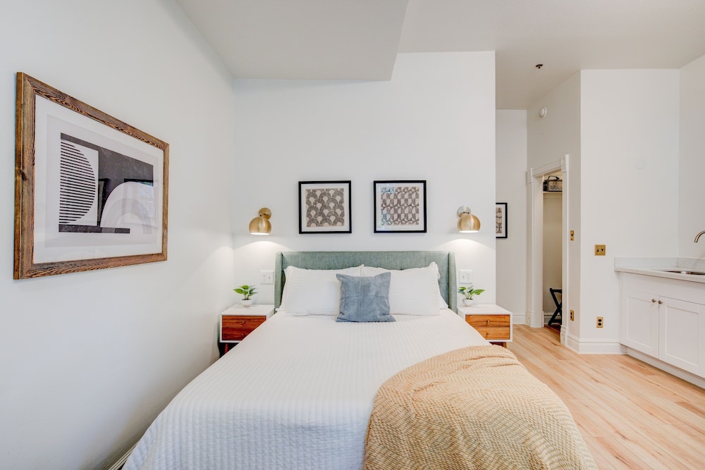Deluxe Studio Suite, Courtyard View photo 1