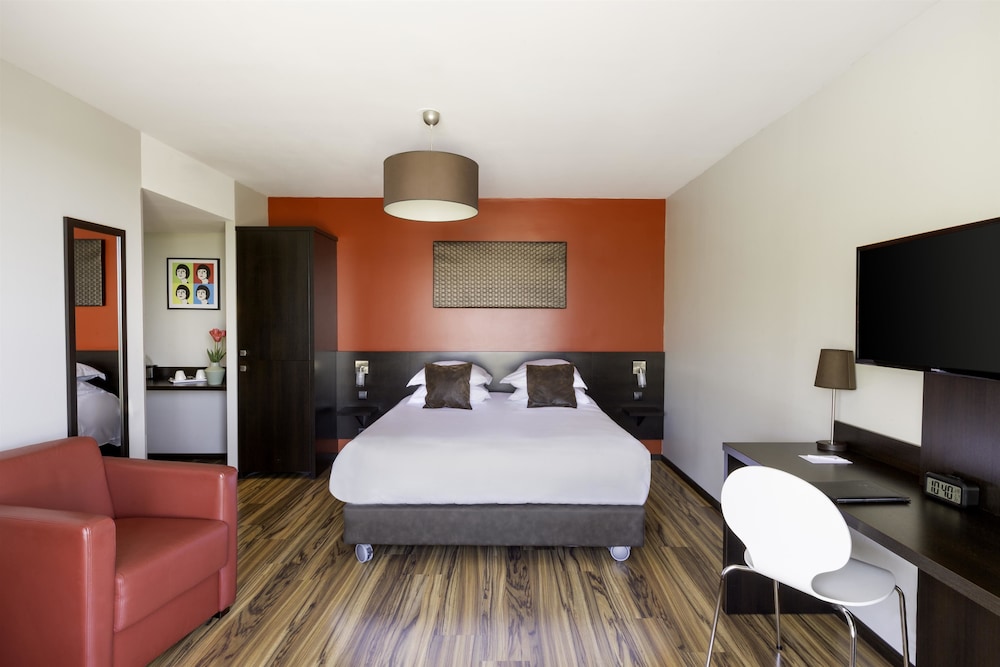 Junior Suite, 1 Queen Bed, Kitchenette photo 3