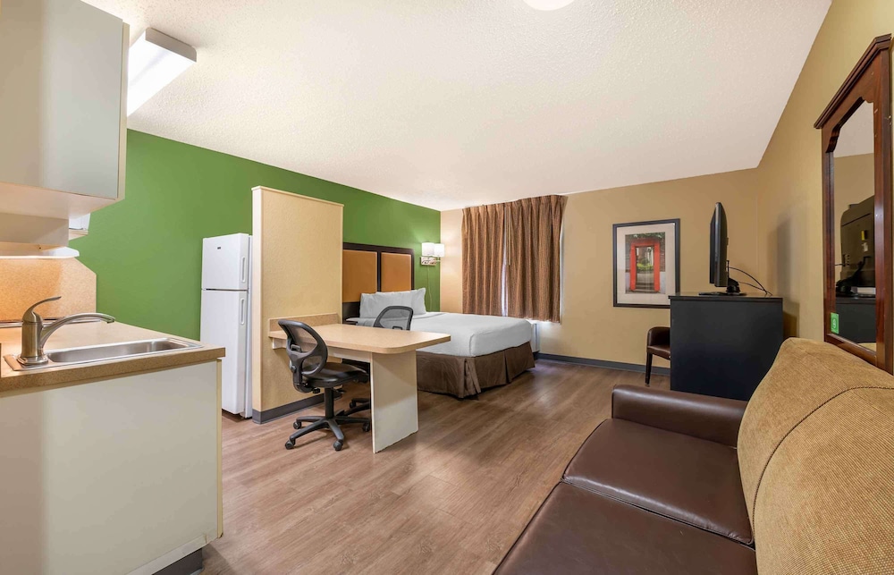 Deluxe Studio, 1 Queen Bed with Sofa bed, Accessible, Non Smoking - Photo 2