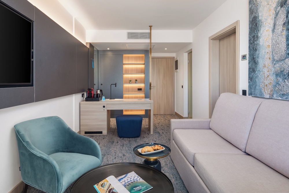Superior Suite with Seaside Balcony - Photo 2