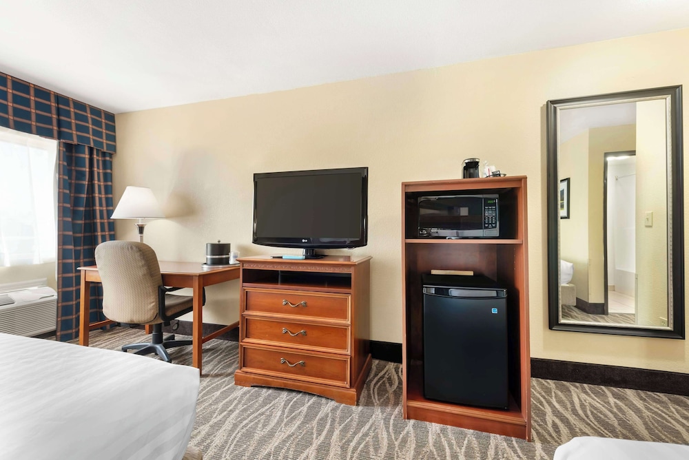 Standard Room, 2 Queen Beds, Non Smoking, Refrigerator & Microwave (Pet Friendly) - Photo 4