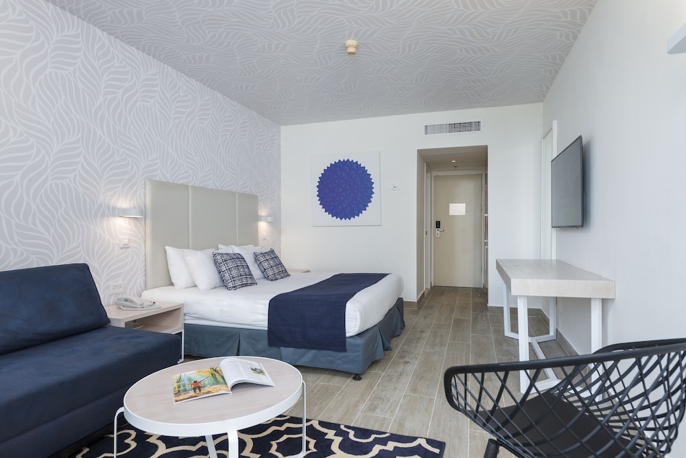 Deluxe Room With Hotel's Lawns View