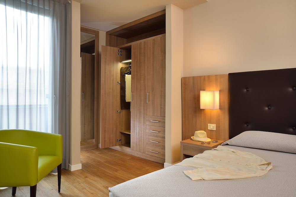 Double or Twin Room, Non Smoking, Partial Sea View photo 2