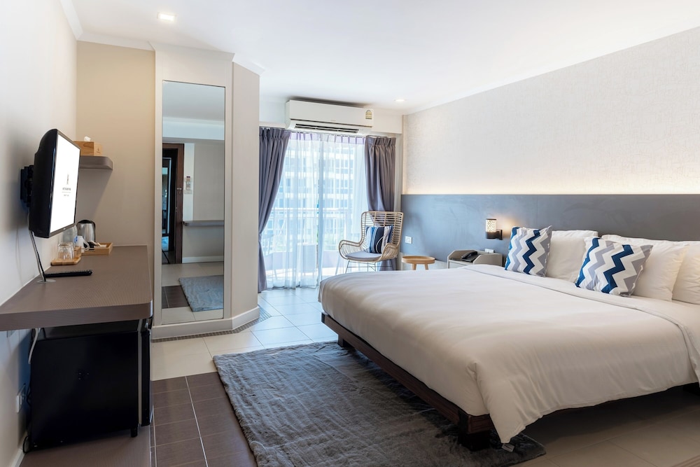 Deluxe Double Room with Balcony photo 2