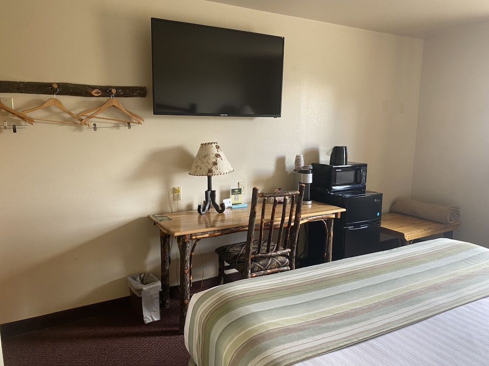 Western Deluxe Room, 1 King Bed, Larger Bathroom photo 3