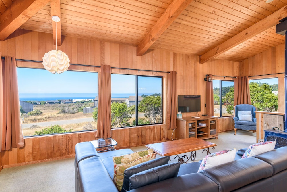 House, Multiple Beds, Hot Tub, Partial Ocean View photo 1
