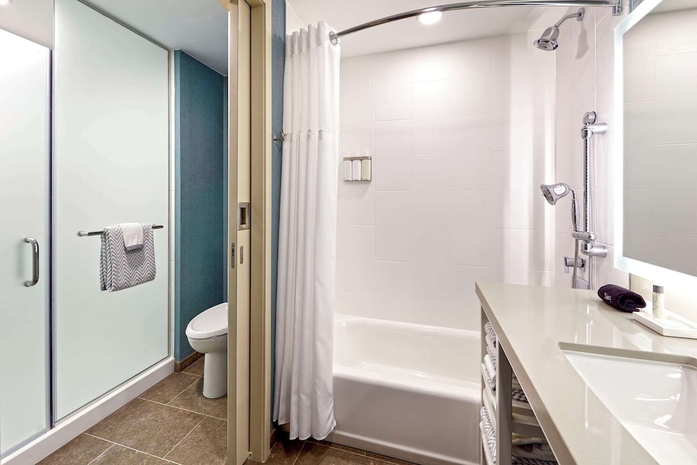 Deluxe 1-Bedroom Suite. 2 Queen Beds, Sofa Bed photo 2