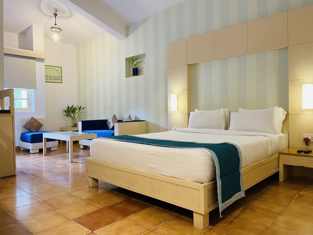 Luxury Room, Pool View - Photo 3