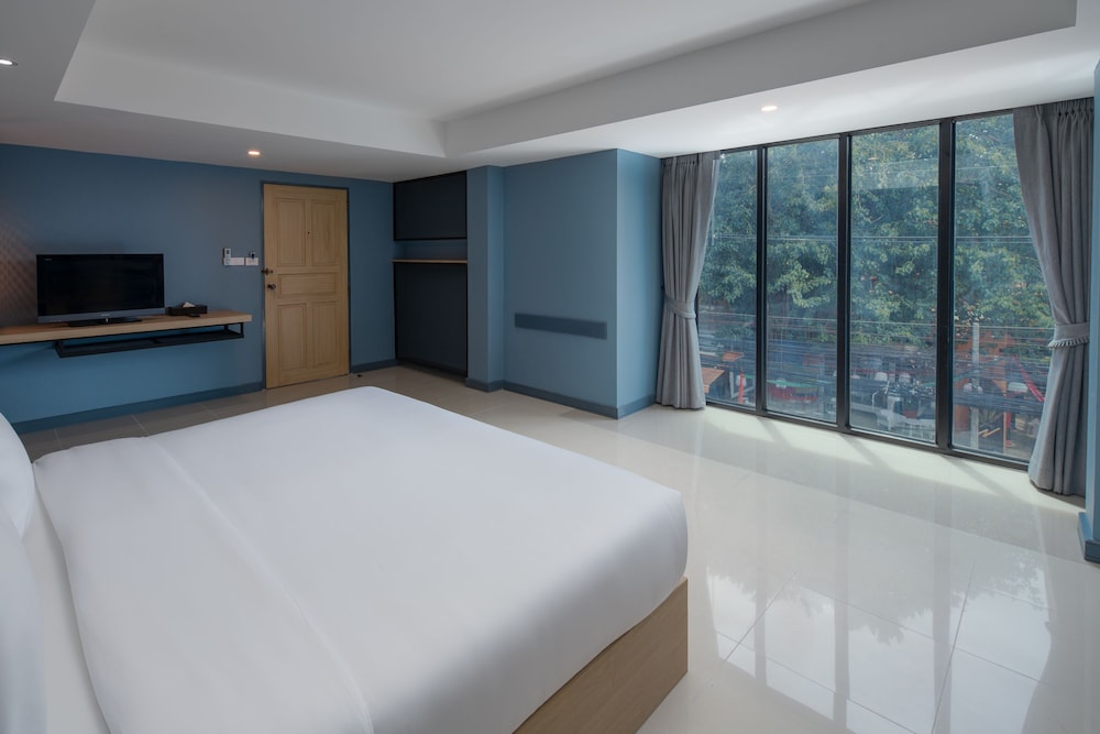 Deluxe Room, 1 King Bed photo 3