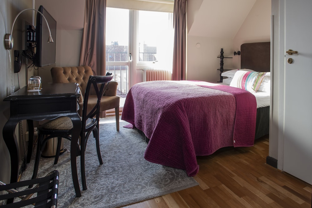 Standard Room, 1 Double Bed, Non Smoking (Small double room) - Photo 2