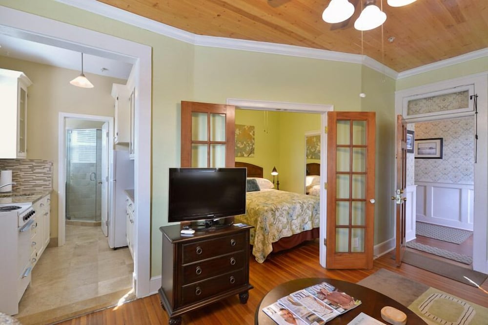 Luxury Suite Queen Room 12, 1 Queen Bed with Sofa bed, Kitchen photo 2