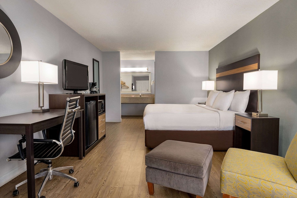 Standard Room, 1 King Bed - Photo 1