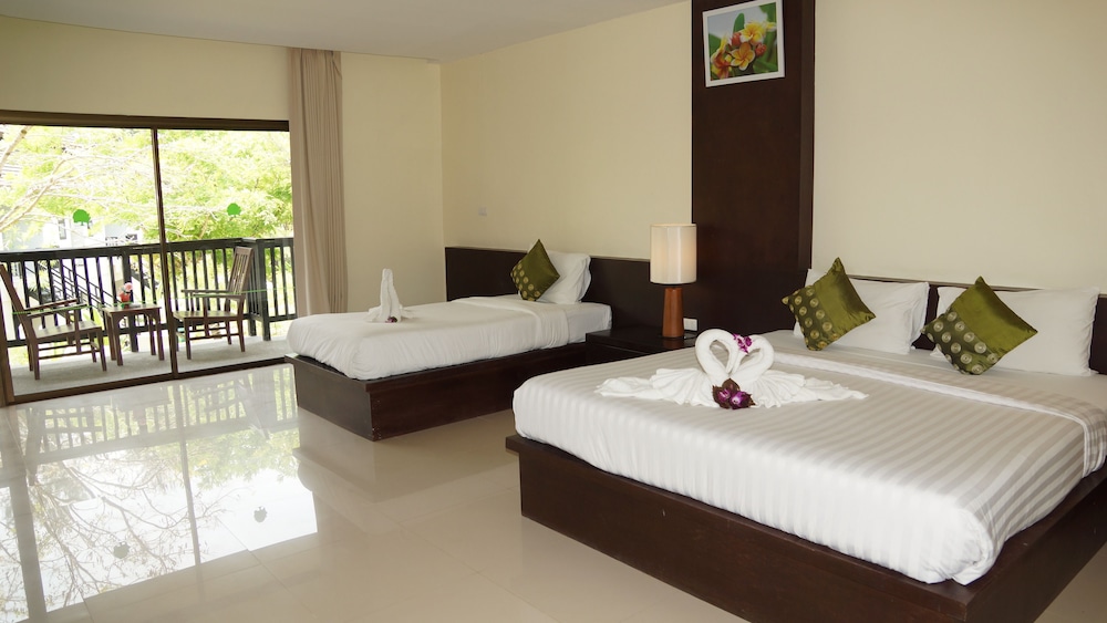 Deluxe Family Room (3 Adults) - Photo 2