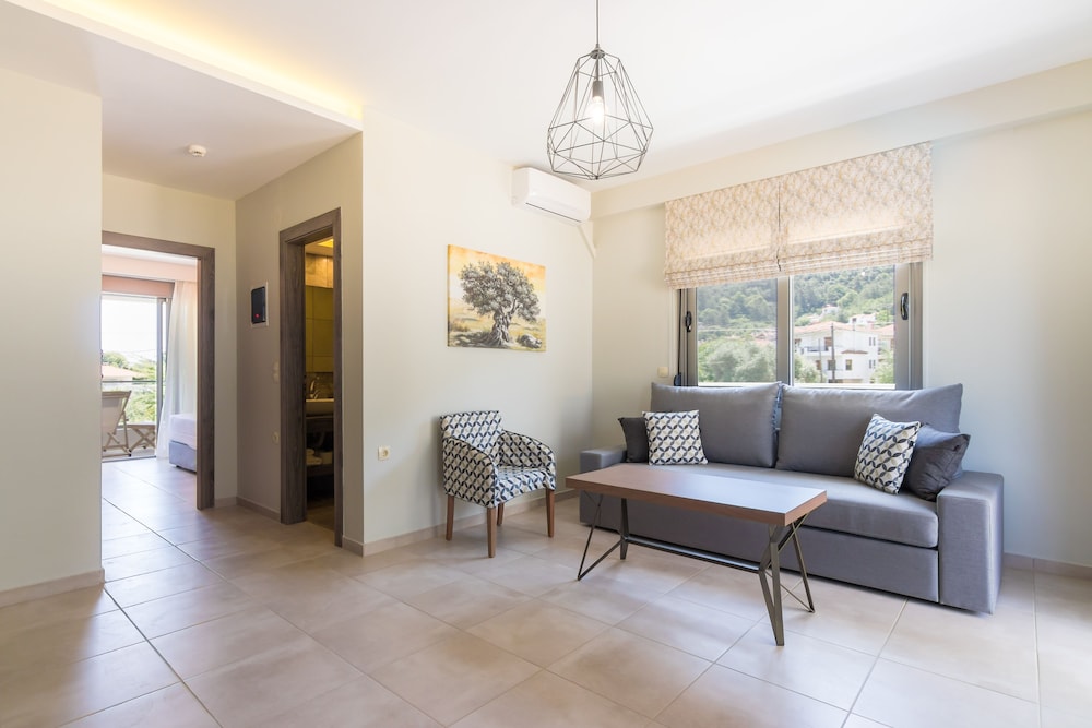 Deluxe Apartment, 1 King Bed With Sofa Bed, Balcony, Pool View photo 2