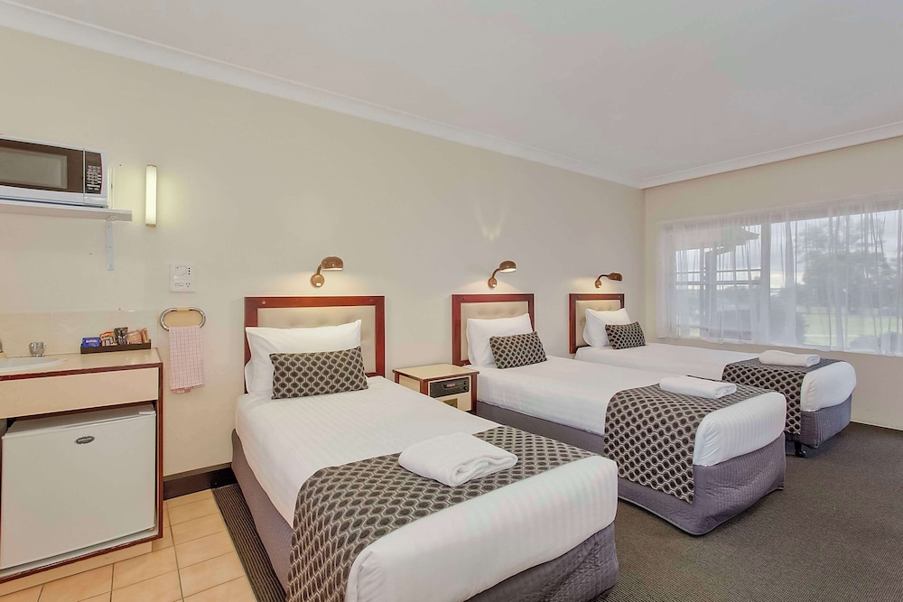 Room, 3 Twin Beds - Photo 2