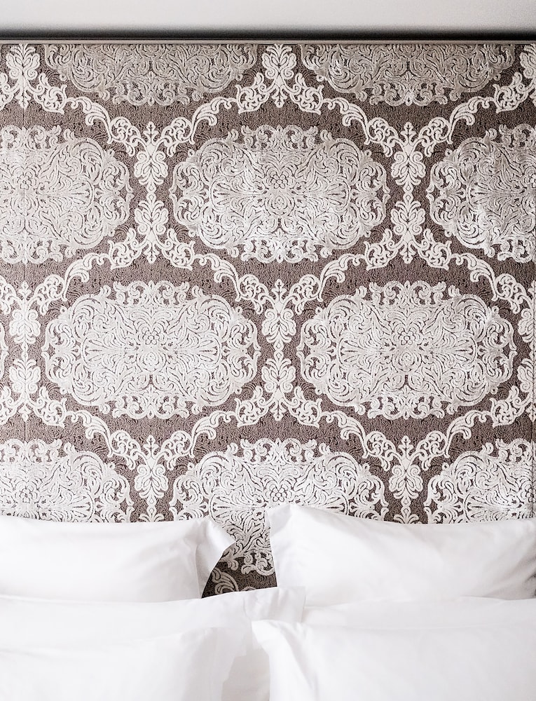 Executive Room, 2 Queen Beds thumbnail 5