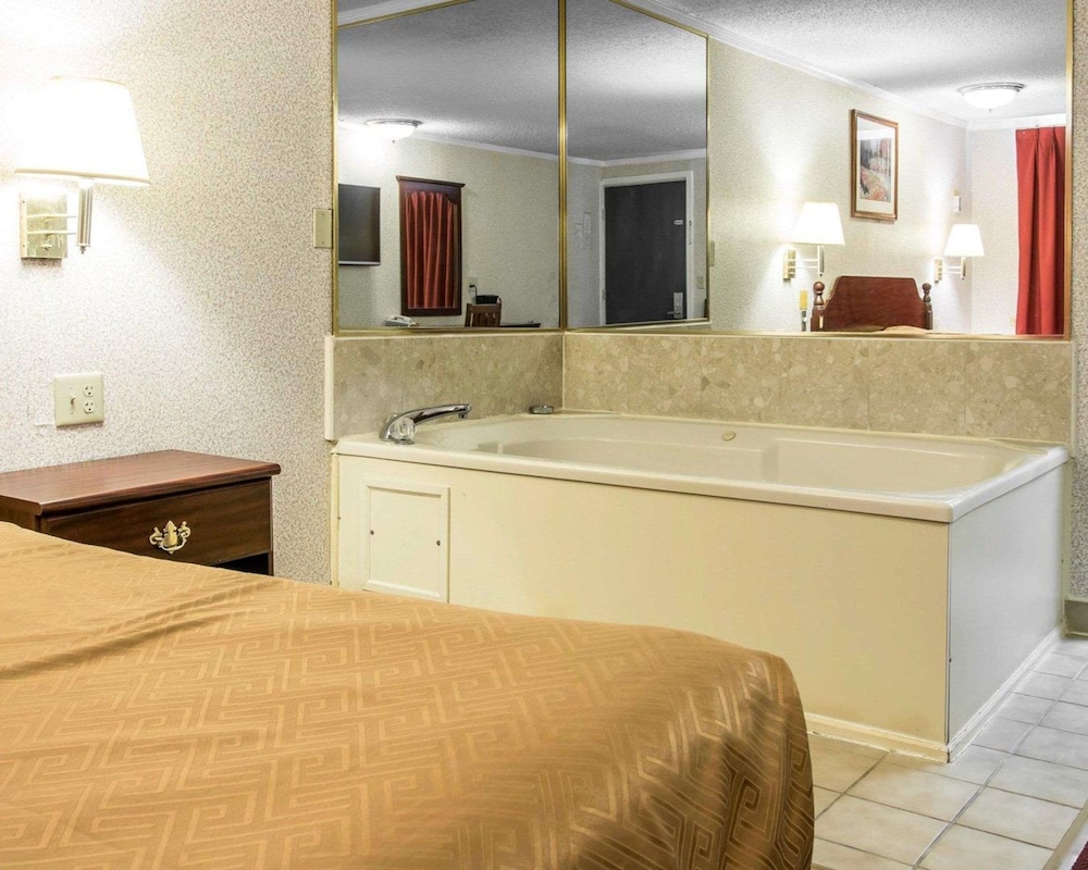 Standard Room, 1 King Bed, Non Smoking, Hot Tub - Photo 1
