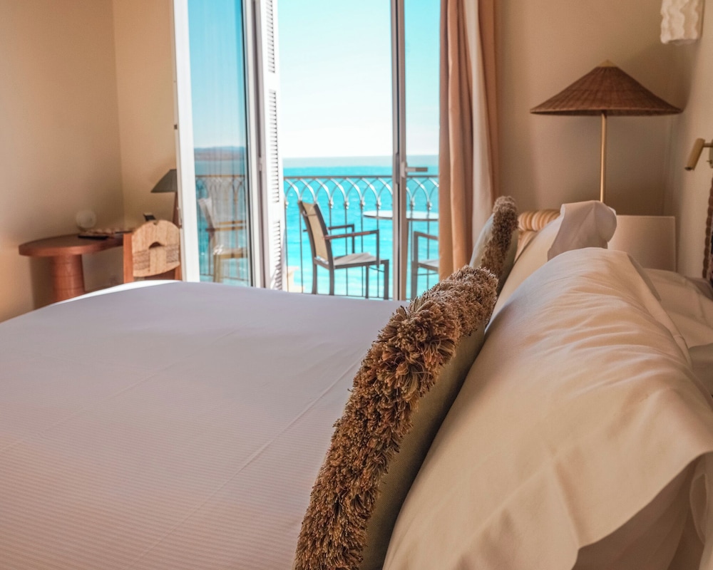 Superior room with full sea view thumbnail 5