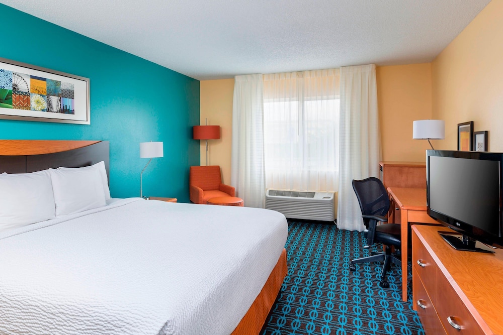 Room, 1 King Bed (Mobility Accessible, Tub) - Photo 1