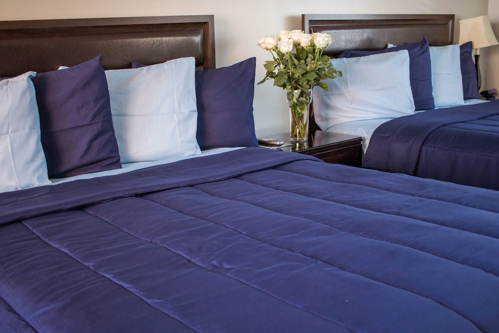 Room (2 Queen Beds and 1 Sofa Bed) - Photo 3
