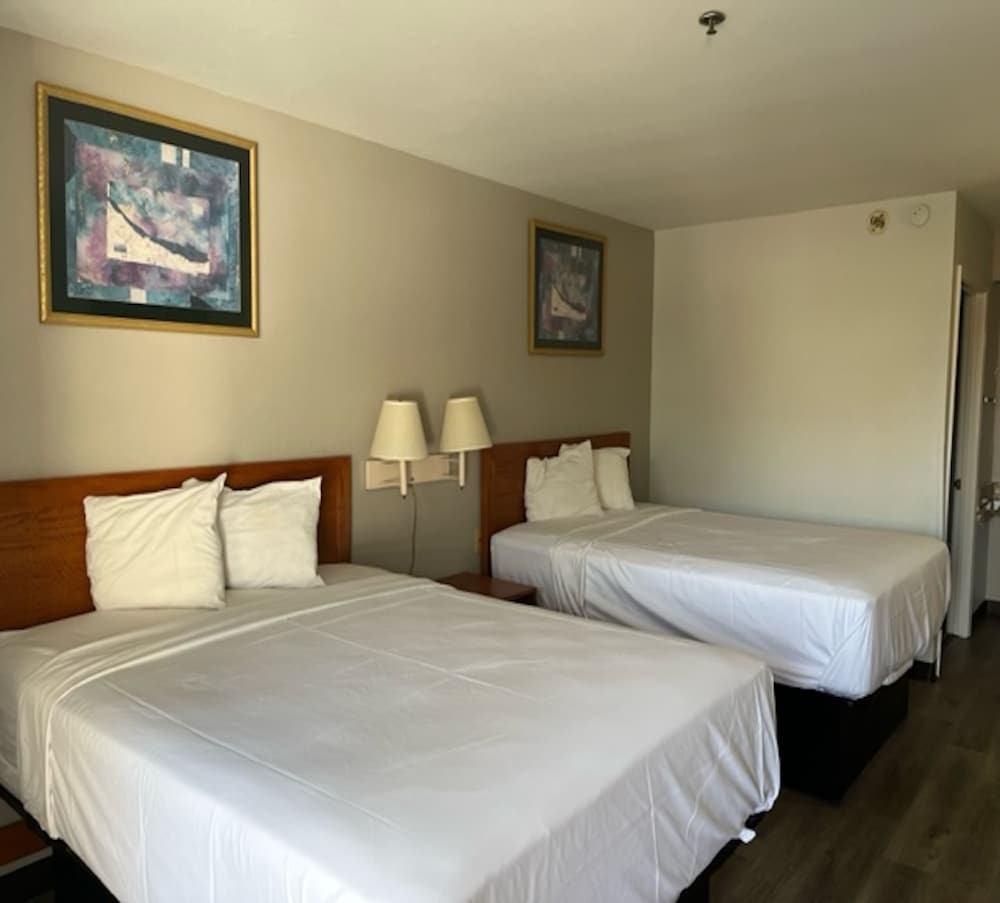 Standard Room, 2 Queen Beds, Non Smoking - Photo 3
